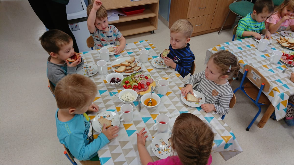 Miniaturka zdjęcia obrazującego osoby podczas wydarzenia pt.Szwedzki stół - Smerfy