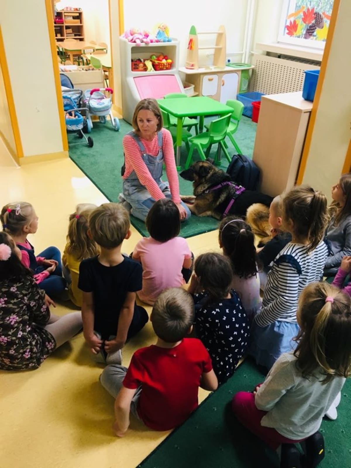 Miniaturka zdjęcia obrazującego osoby podczas wydarzenia pt.Dzień kundelka - zbiórka 