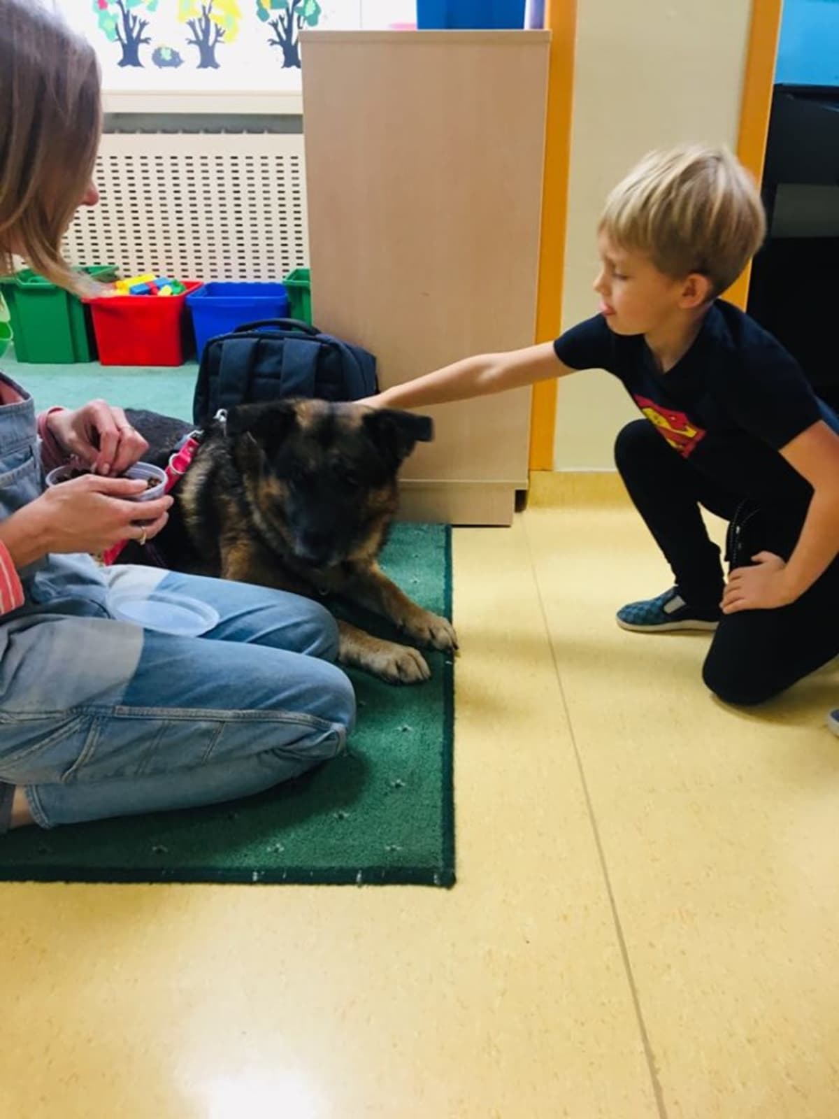 Miniaturka zdjęcia obrazującego osoby podczas wydarzenia pt.Dzień kundelka - zbiórka 