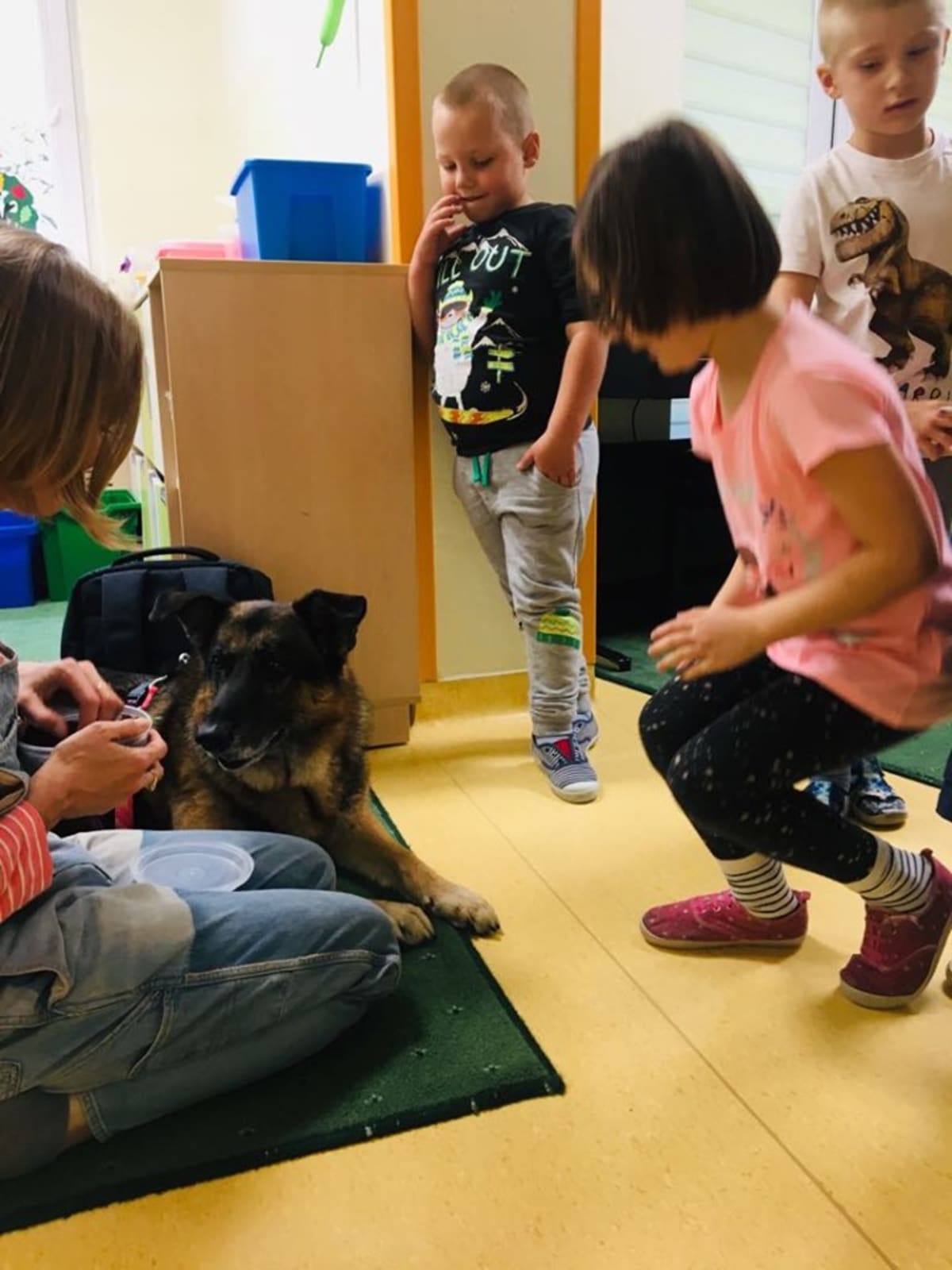 Miniaturka zdjęcia obrazującego osoby podczas wydarzenia pt.Dzień kundelka - zbiórka 