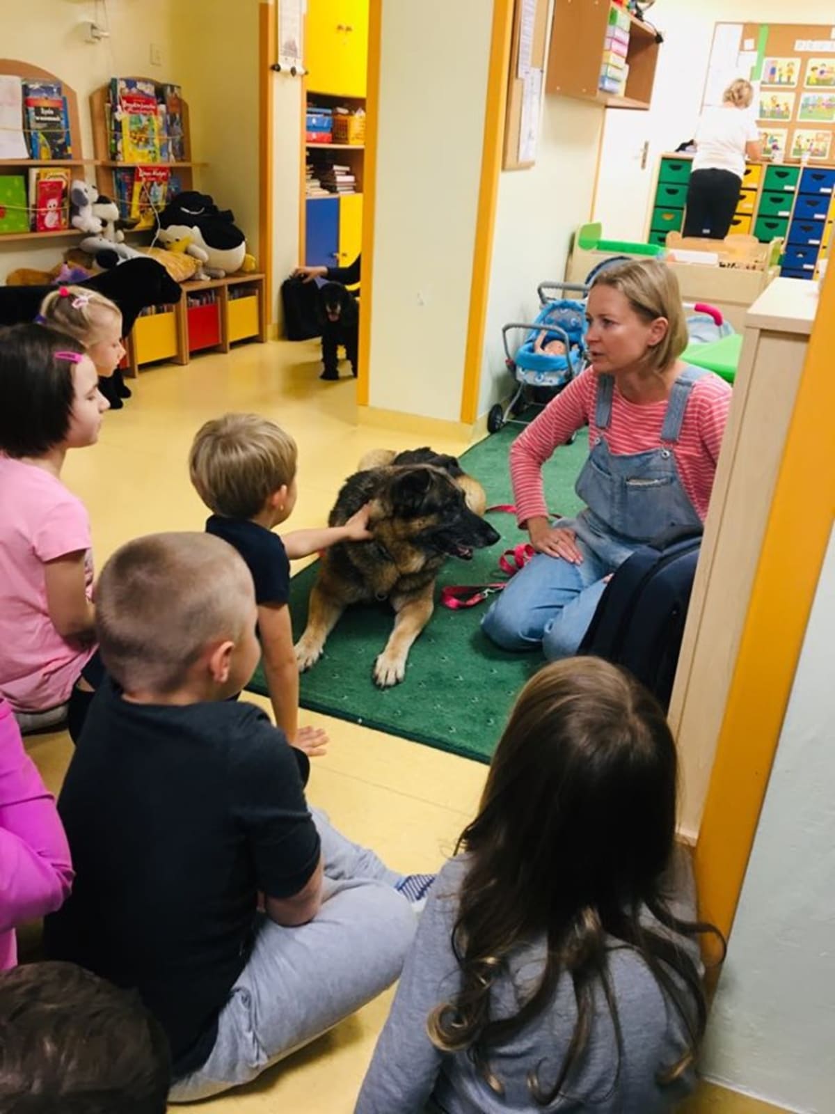 Miniaturka zdjęcia obrazującego osoby podczas wydarzenia pt.Dzień kundelka - zbiórka 