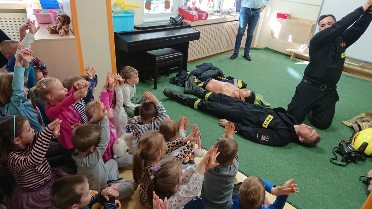 Miniaturka zdjęcia obrazującego osoby podczas wydarzenia pt.Wizyta strażaków