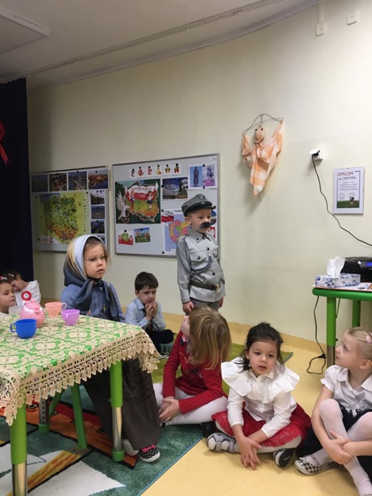 Miniaturka zdjęcia obrazującego osoby podczas wydarzenia pt.Święto Niepodległości