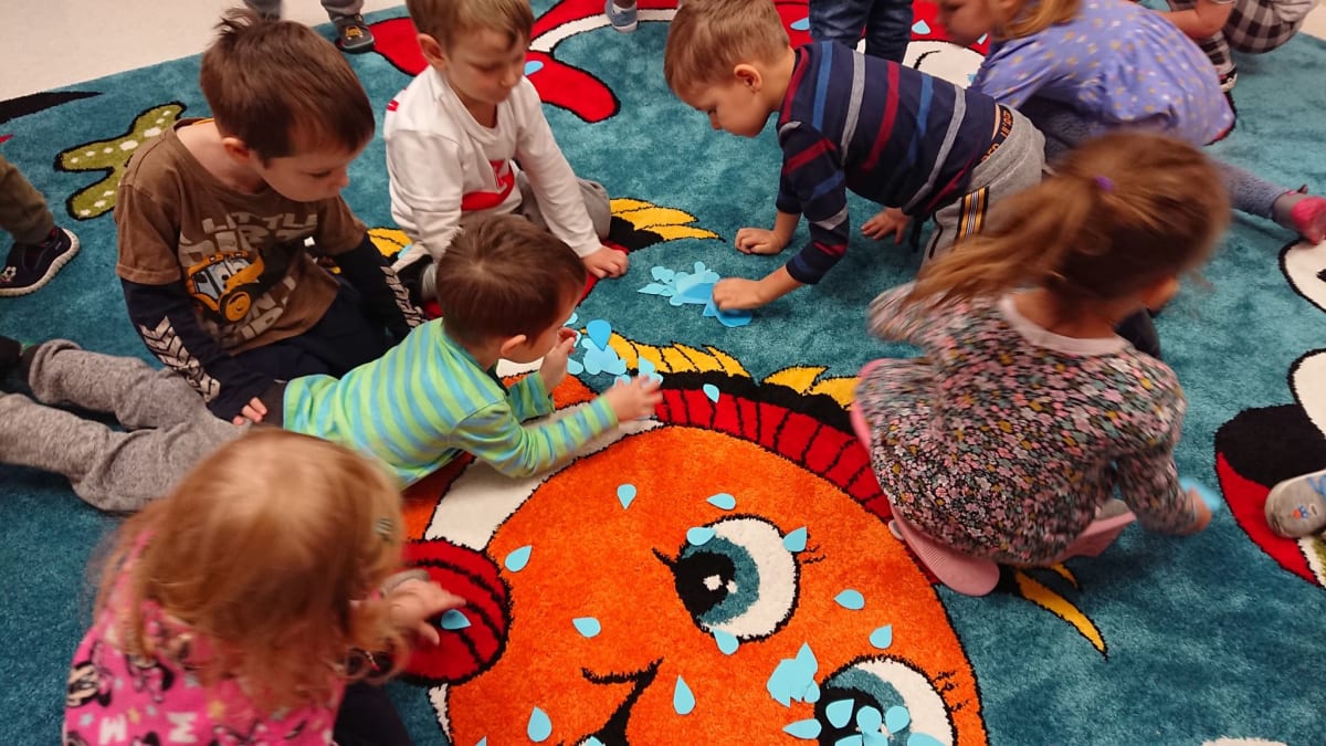 Osoby podczas wydarzenia pt.Kodowanie na dywanie w Smerfach