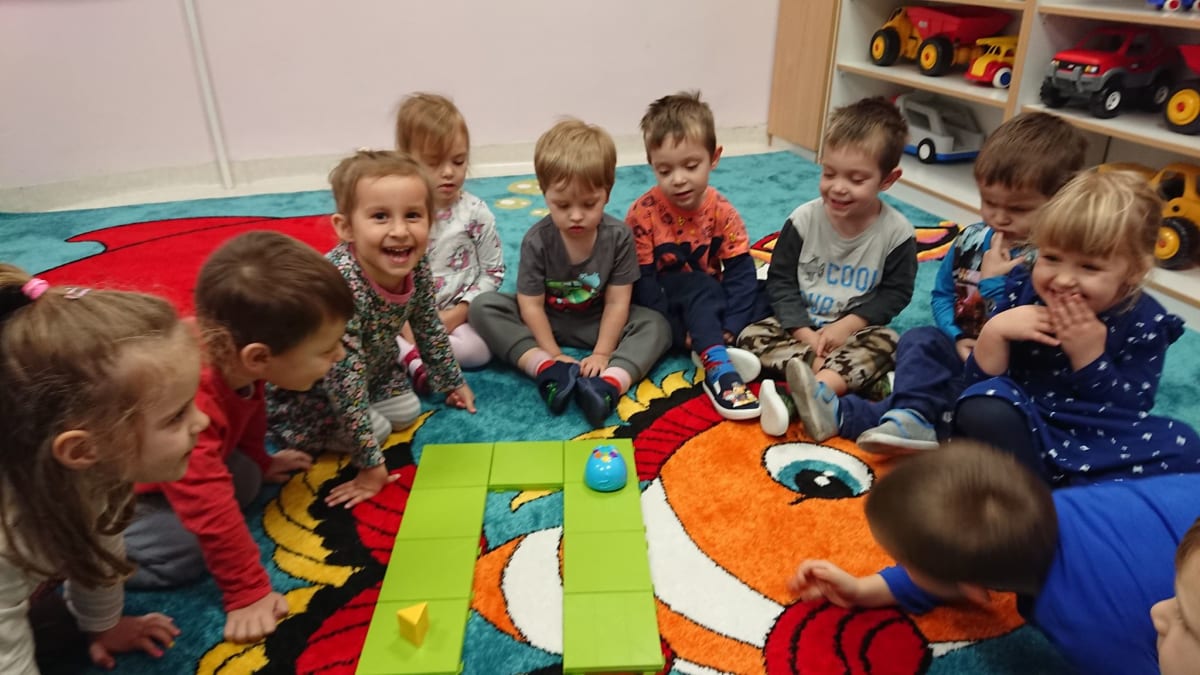 Miniaturka zdjęcia obrazującego osoby podczas wydarzenia pt.Kodowanie na dywanie w Smerfach