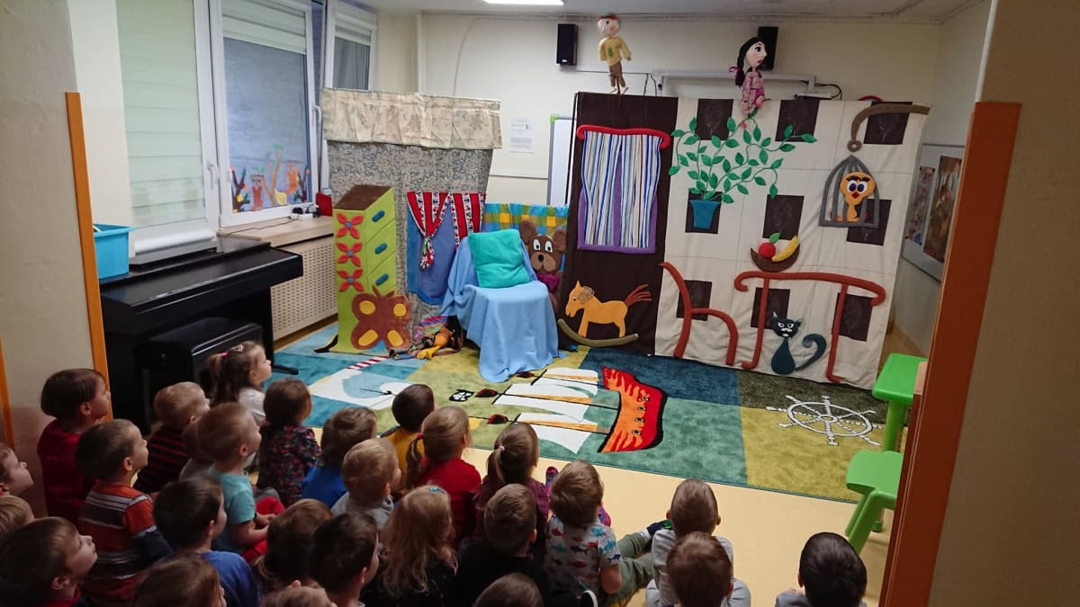 Miniaturka zdjęcia obrazującego osoby podczas wydarzenia pt.Teatrzyk - "Perypetie Pluszowego Misia"