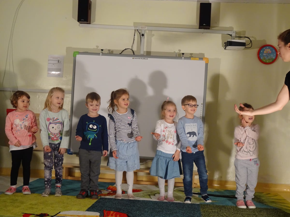 Miniaturka zdjęcia obrazującego osoby podczas wydarzenia pt.Koncert - "Teatr mimu"