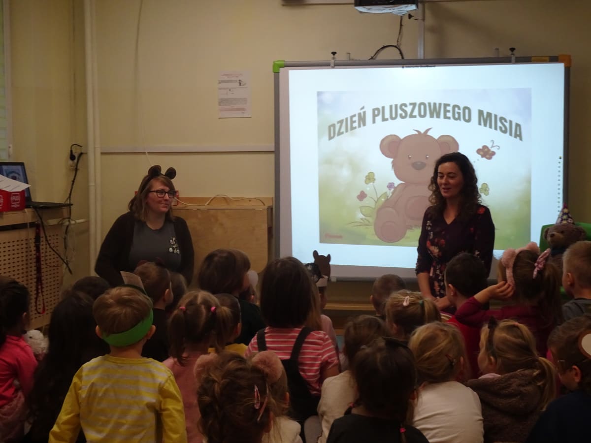 Miniaturka zdjęcia obrazującego osoby podczas wydarzenia pt.Dzień Pluszowego Misia