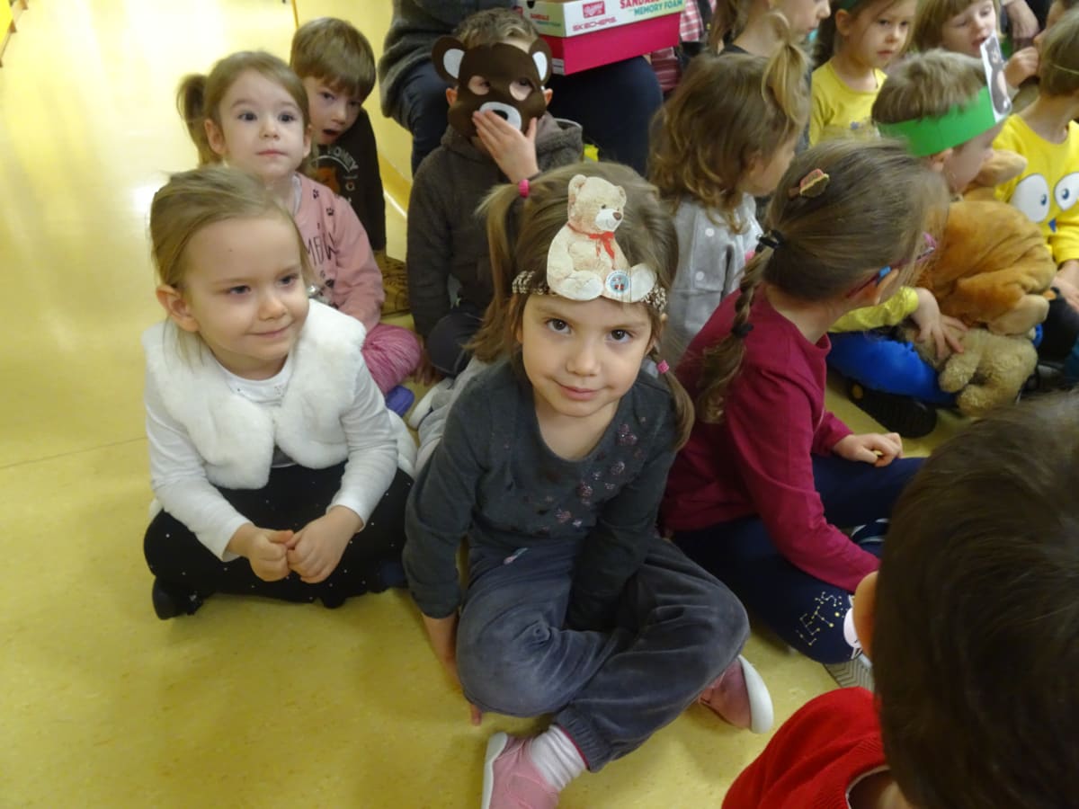 Miniaturka zdjęcia obrazującego osoby podczas wydarzenia pt.Dzień Pluszowego Misia