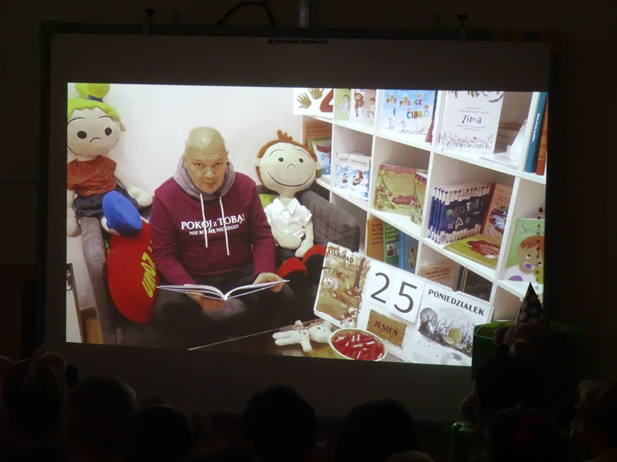 Miniaturka zdjęcia obrazującego osoby podczas wydarzenia pt.Dzień Pluszowego Misia