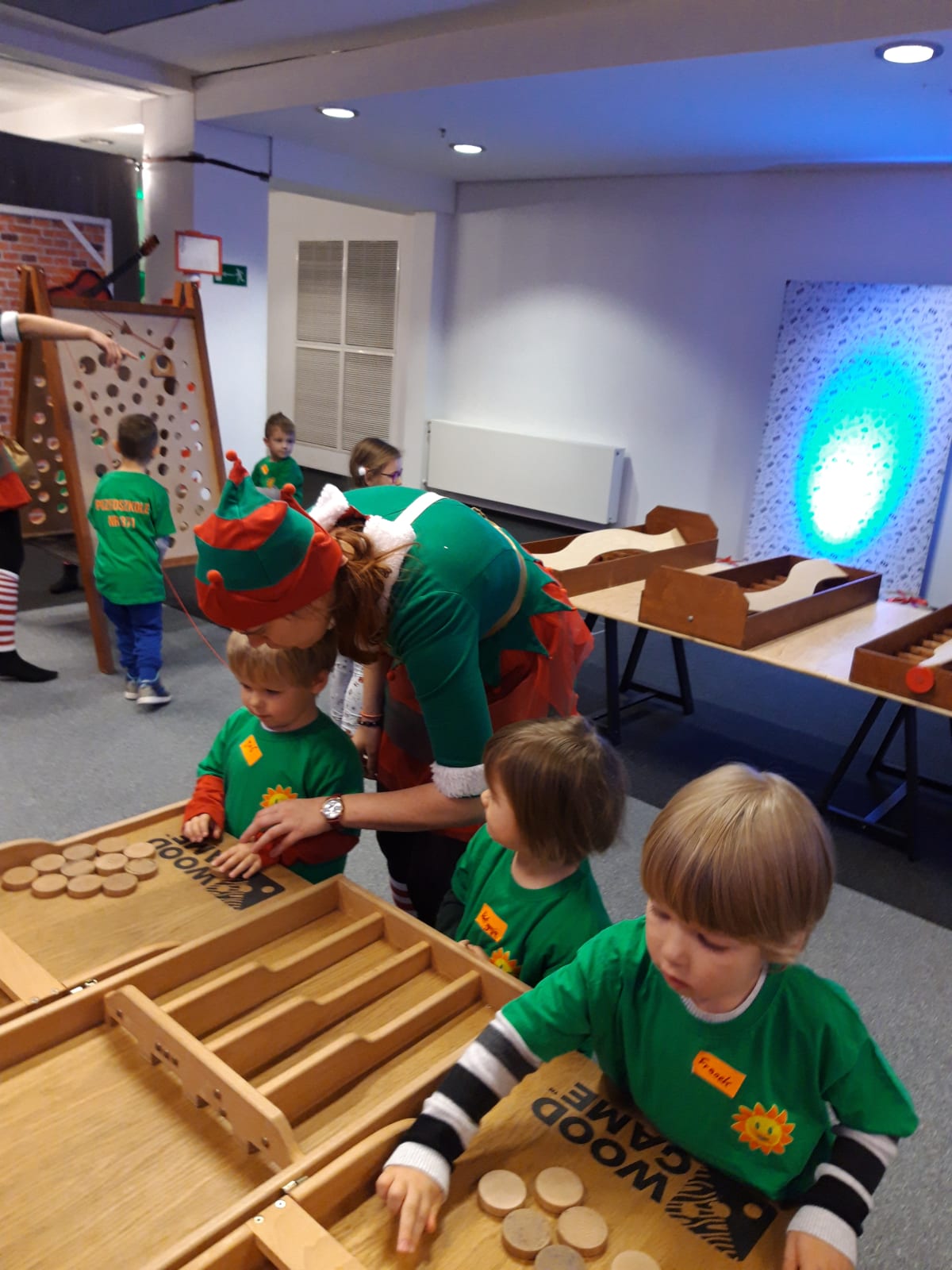 Miniaturka zdjęcia obrazującego osoby podczas wydarzenia pt.Fabryka Elfów - Misie