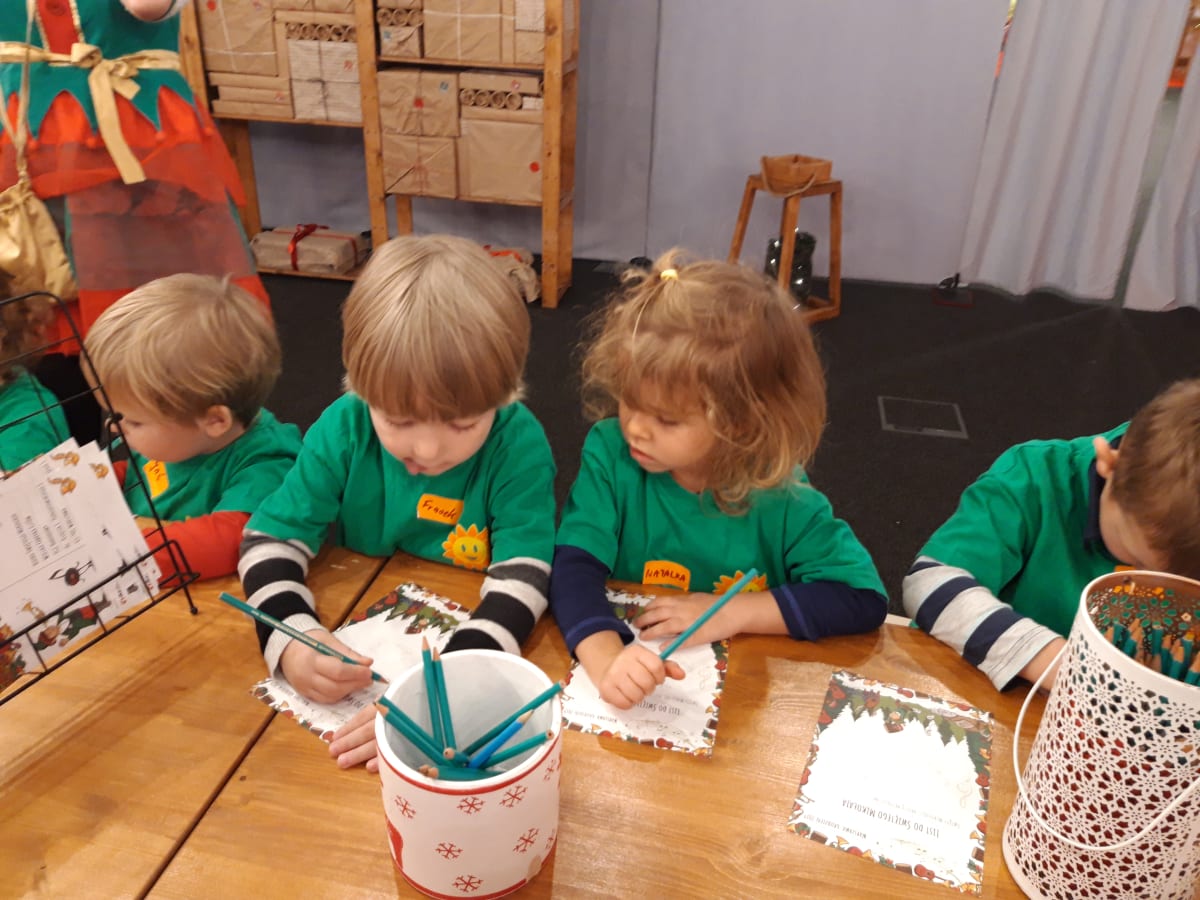 Miniaturka zdjęcia obrazującego osoby podczas wydarzenia pt.Fabryka Elfów - Misie