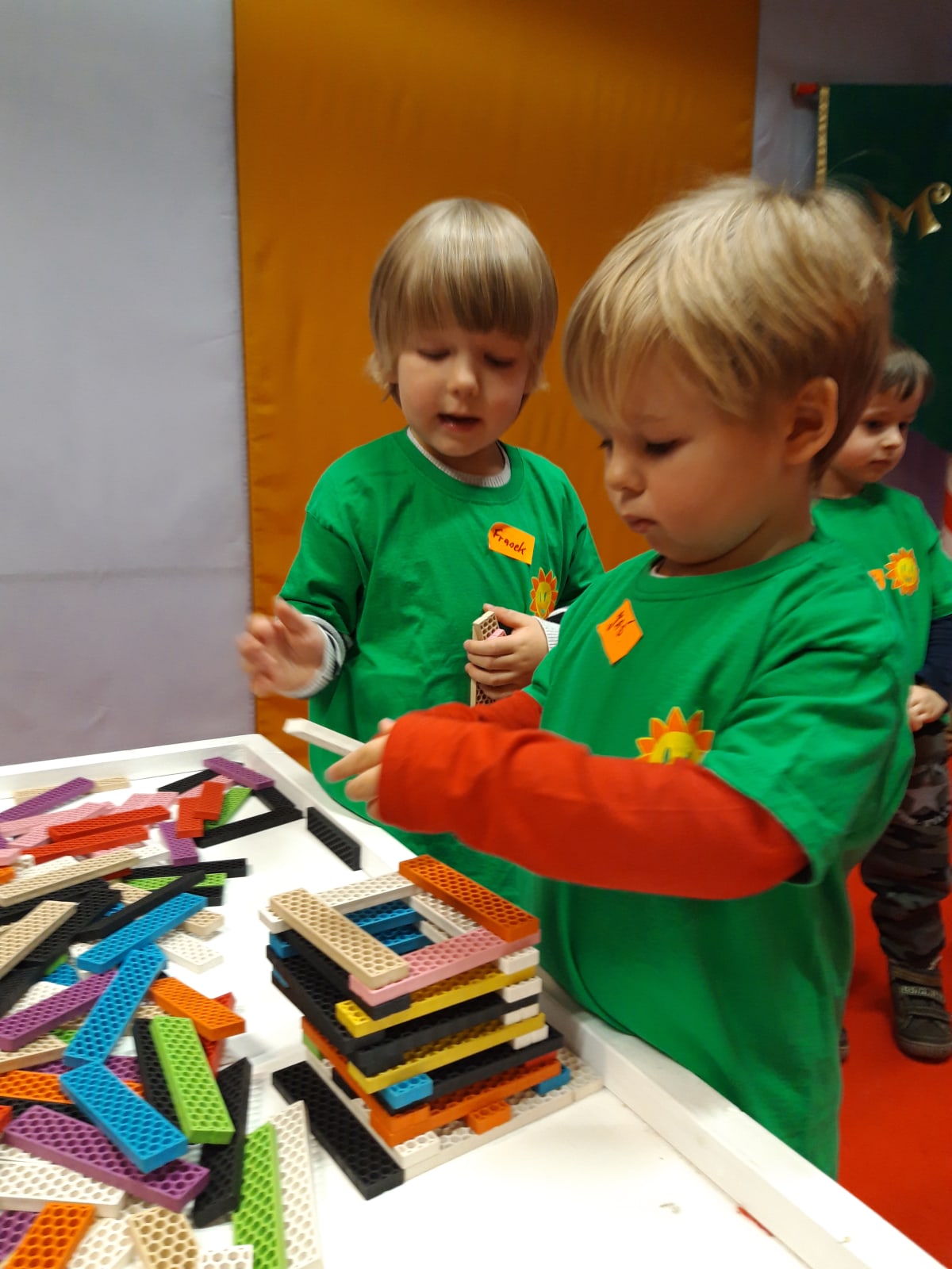 Miniaturka zdjęcia obrazującego osoby podczas wydarzenia pt.Fabryka Elfów - Misie