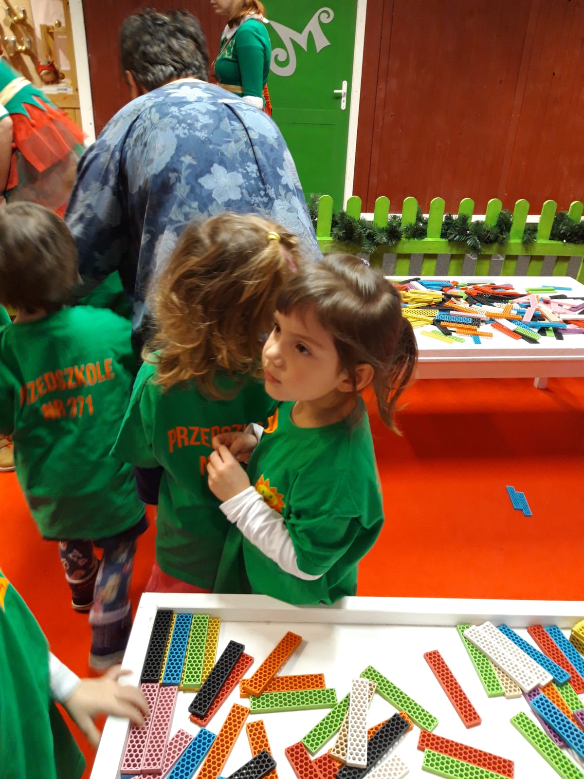 Miniaturka zdjęcia obrazującego osoby podczas wydarzenia pt.Fabryka Elfów - Misie