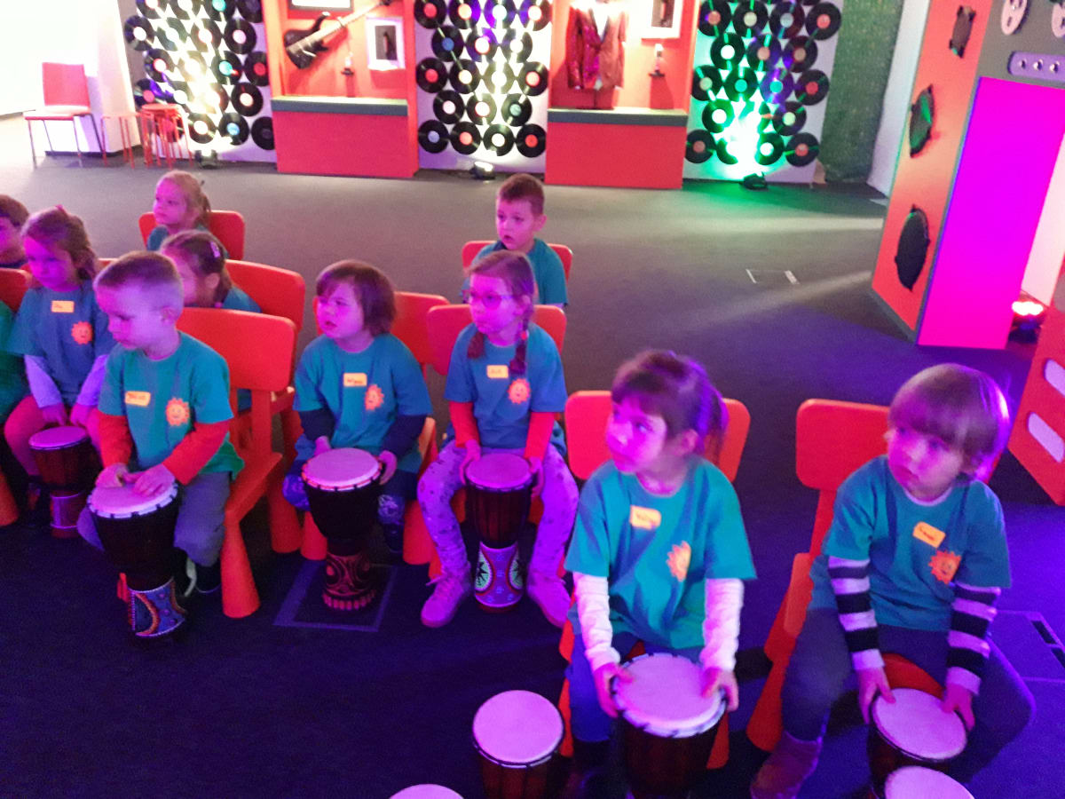 Miniaturka zdjęcia obrazującego osoby podczas wydarzenia pt.Fabryka Elfów - Misie