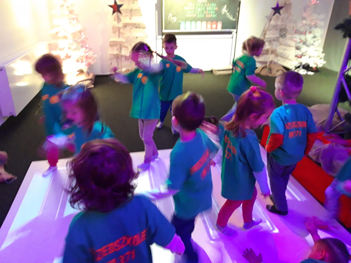 Miniaturka zdjęcia obrazującego osoby podczas wydarzenia pt.Fabryka Elfów - Misie