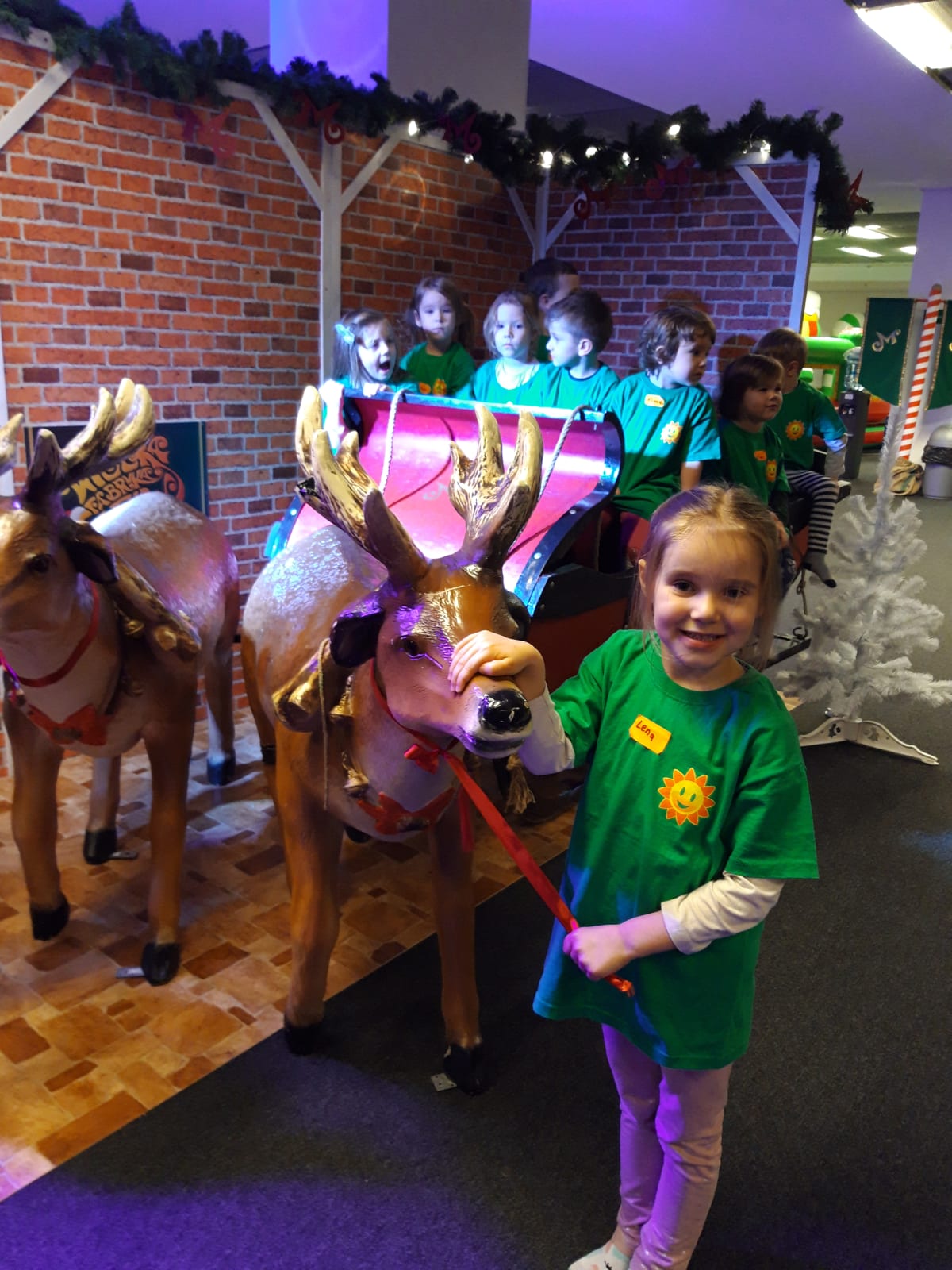 Osoby podczas wydarzenia pt.Fabryka Elfów - Misie