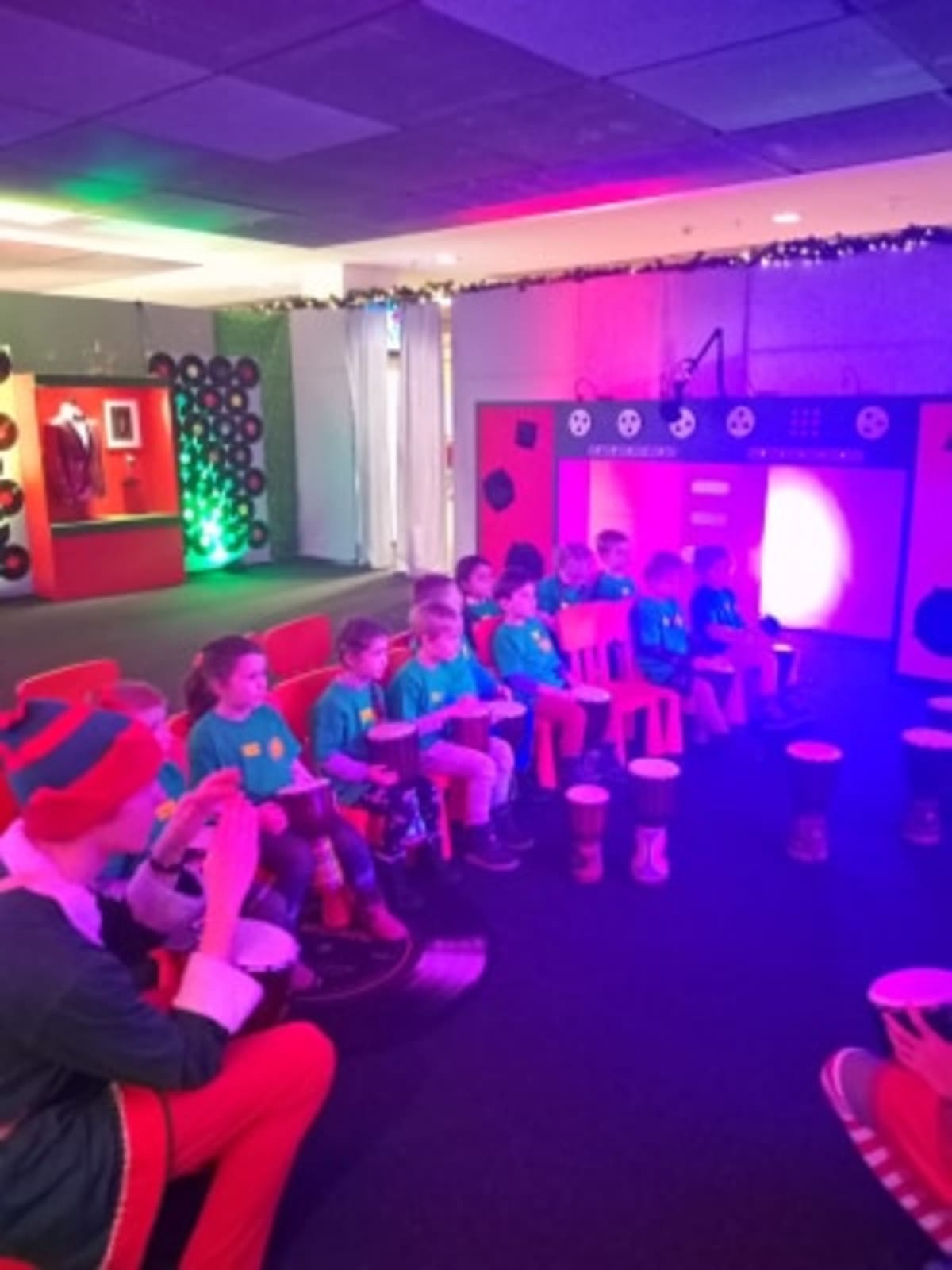 Miniaturka zdjęcia obrazującego osoby podczas wydarzenia pt.Fabryka Elfów - Tygryski