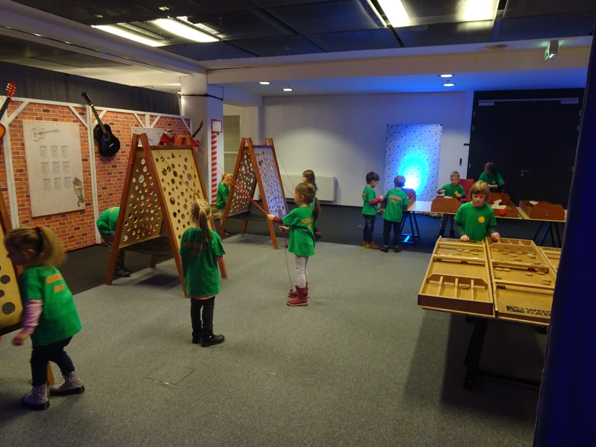 Miniaturka zdjęcia obrazującego osoby podczas wydarzenia pt.Fabryka Elfów - Tygryski