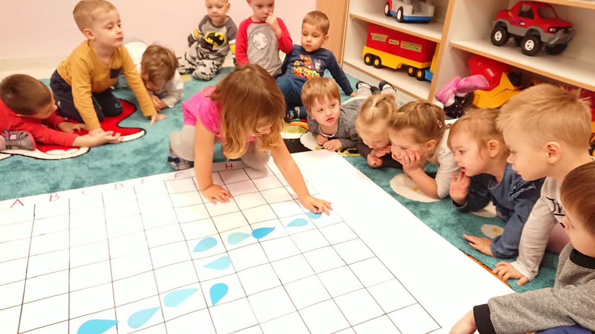 Miniaturka zdjęcia obrazującego osoby podczas wydarzenia pt.Kodowanie na dywanie w Smerfach