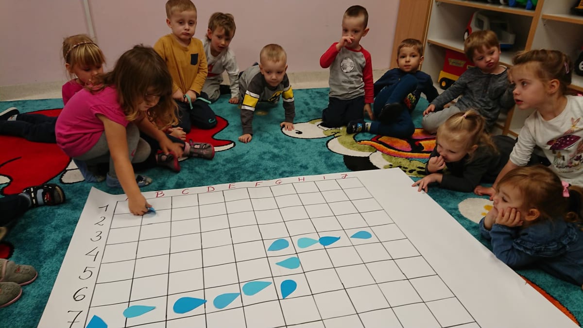 Miniaturka zdjęcia obrazującego osoby podczas wydarzenia pt.Kodowanie na dywanie w Smerfach