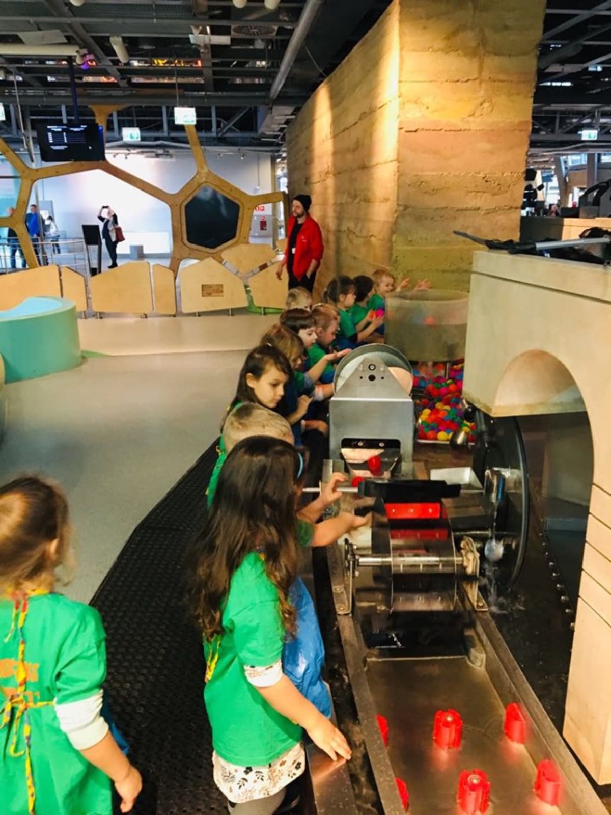 Miniaturka zdjęcia obrazującego osoby podczas wydarzenia pt.Wycieczka do Centrum Nauki Kopernika - Tygryski