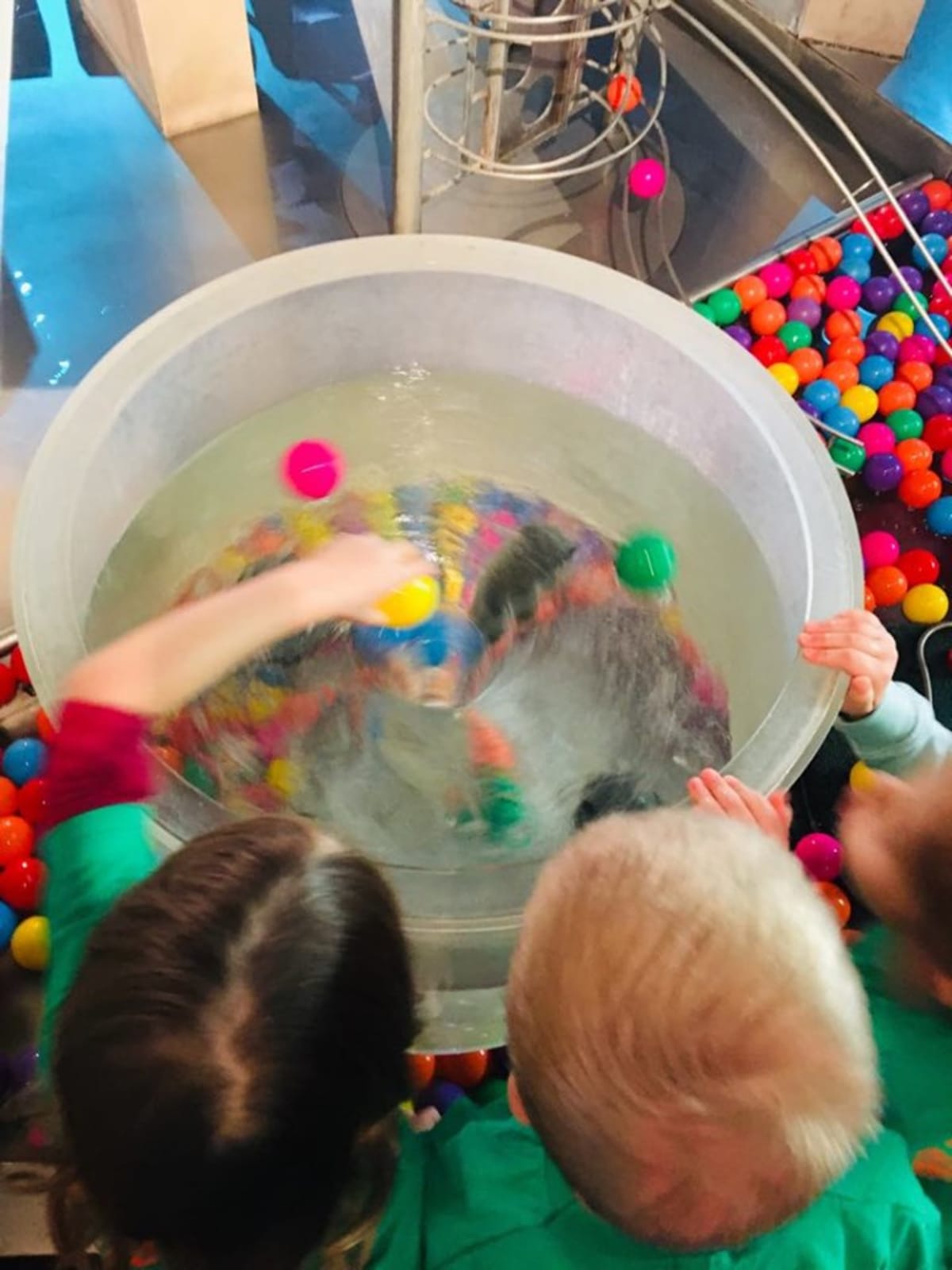 Miniaturka zdjęcia obrazującego osoby podczas wydarzenia pt.Wycieczka do Centrum Nauki Kopernika - Tygryski