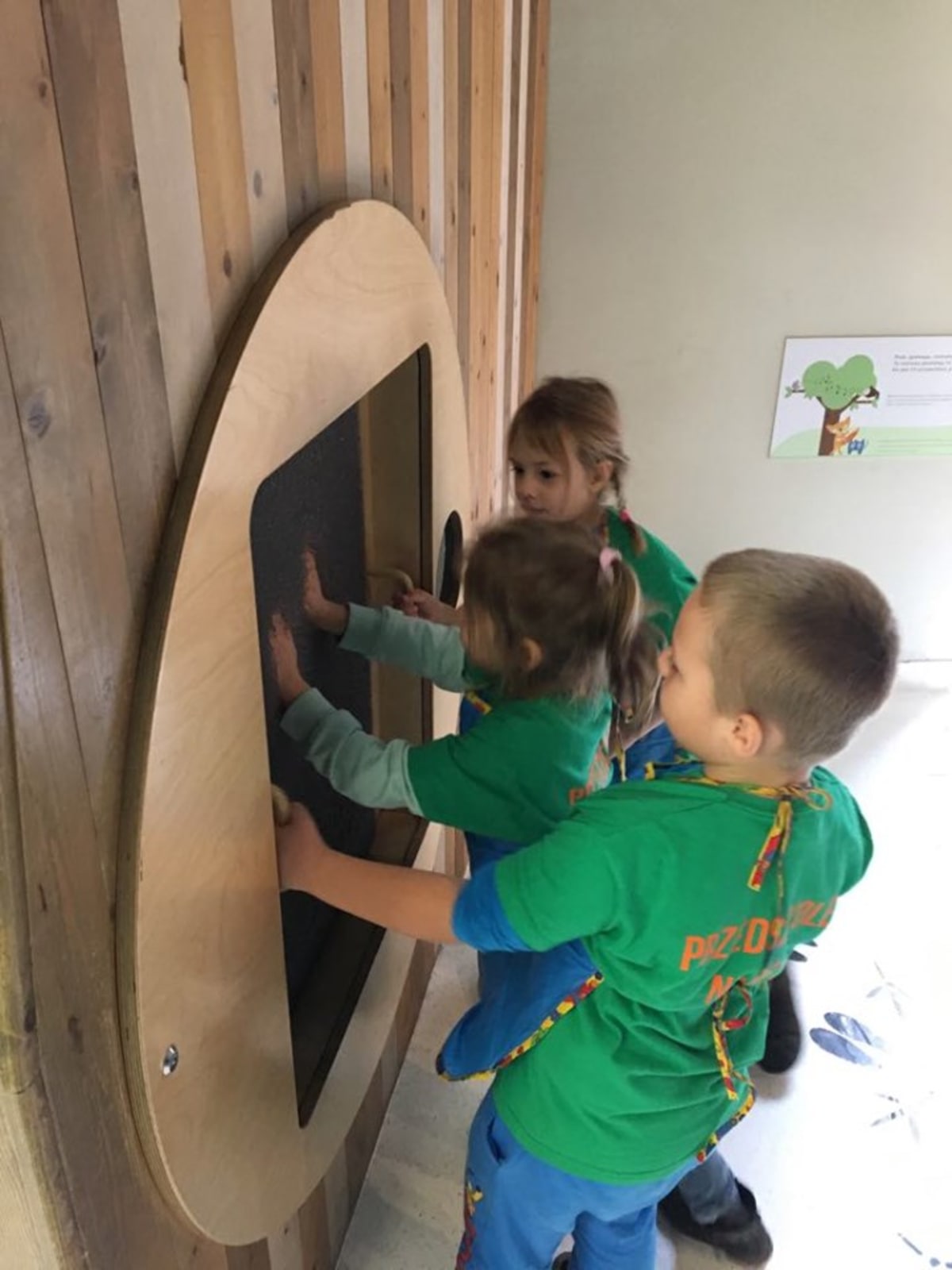 Miniaturka zdjęcia obrazującego osoby podczas wydarzenia pt.Wycieczka do Centrum Nauki Kopernika - Tygryski