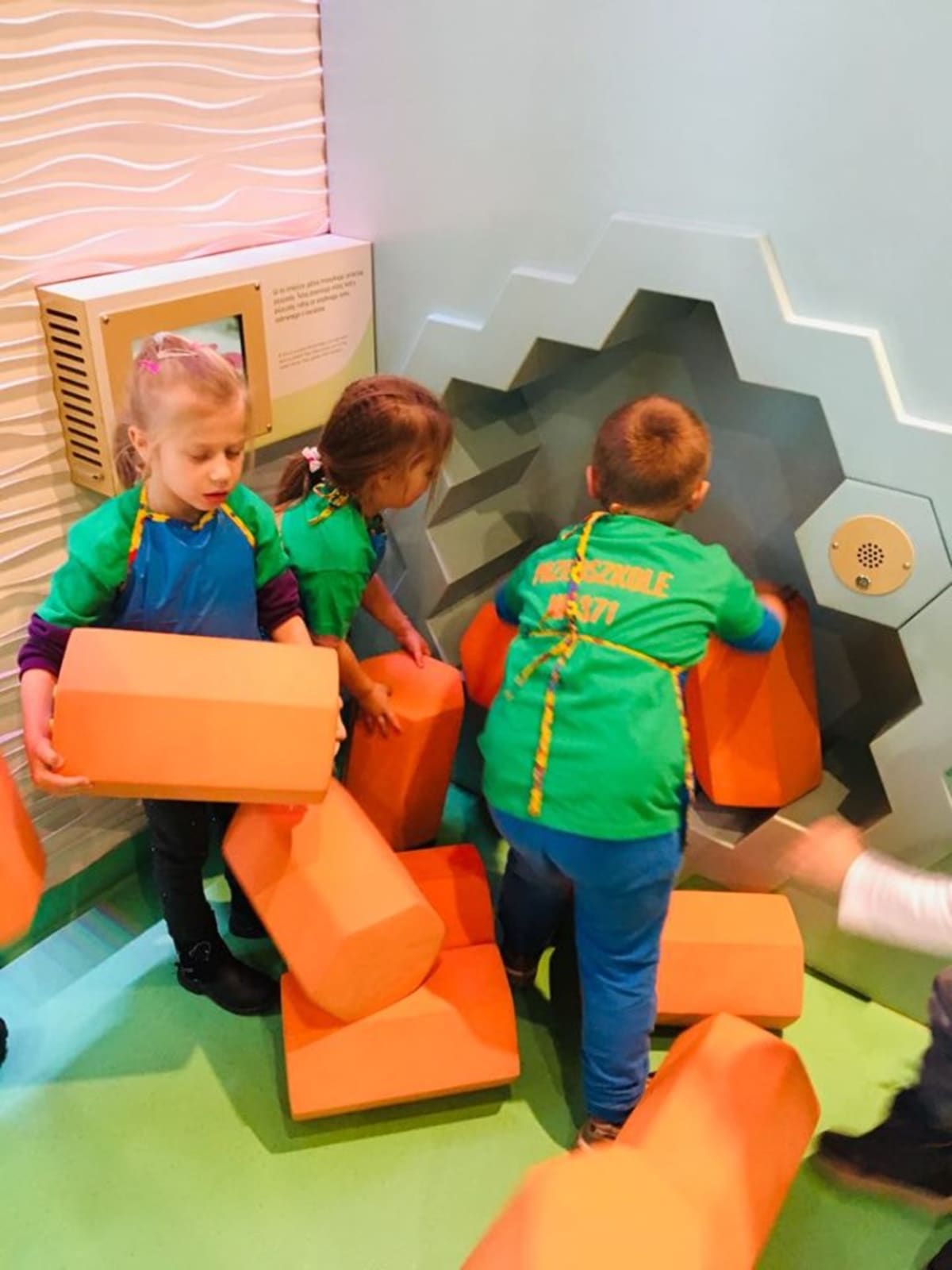 Miniaturka zdjęcia obrazującego osoby podczas wydarzenia pt.Wycieczka do Centrum Nauki Kopernika - Tygryski