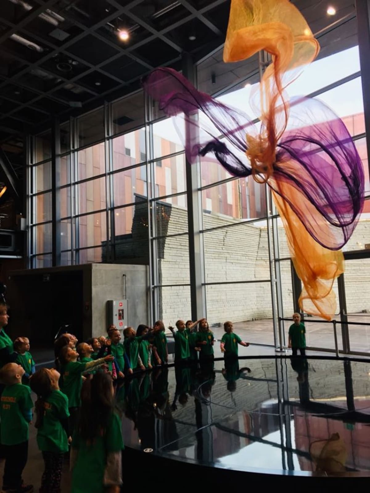 Miniaturka zdjęcia obrazującego osoby podczas wydarzenia pt.Wycieczka do Centrum Nauki Kopernika - Tygryski