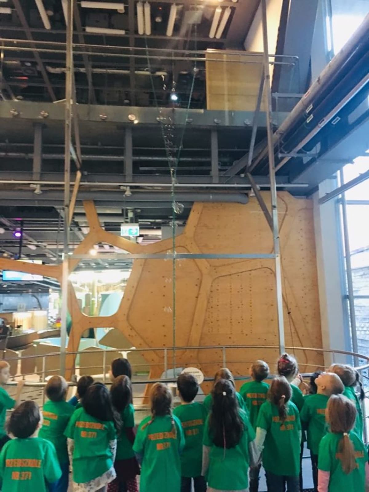 Miniaturka zdjęcia obrazującego osoby podczas wydarzenia pt.Wycieczka do Centrum Nauki Kopernika - Tygryski