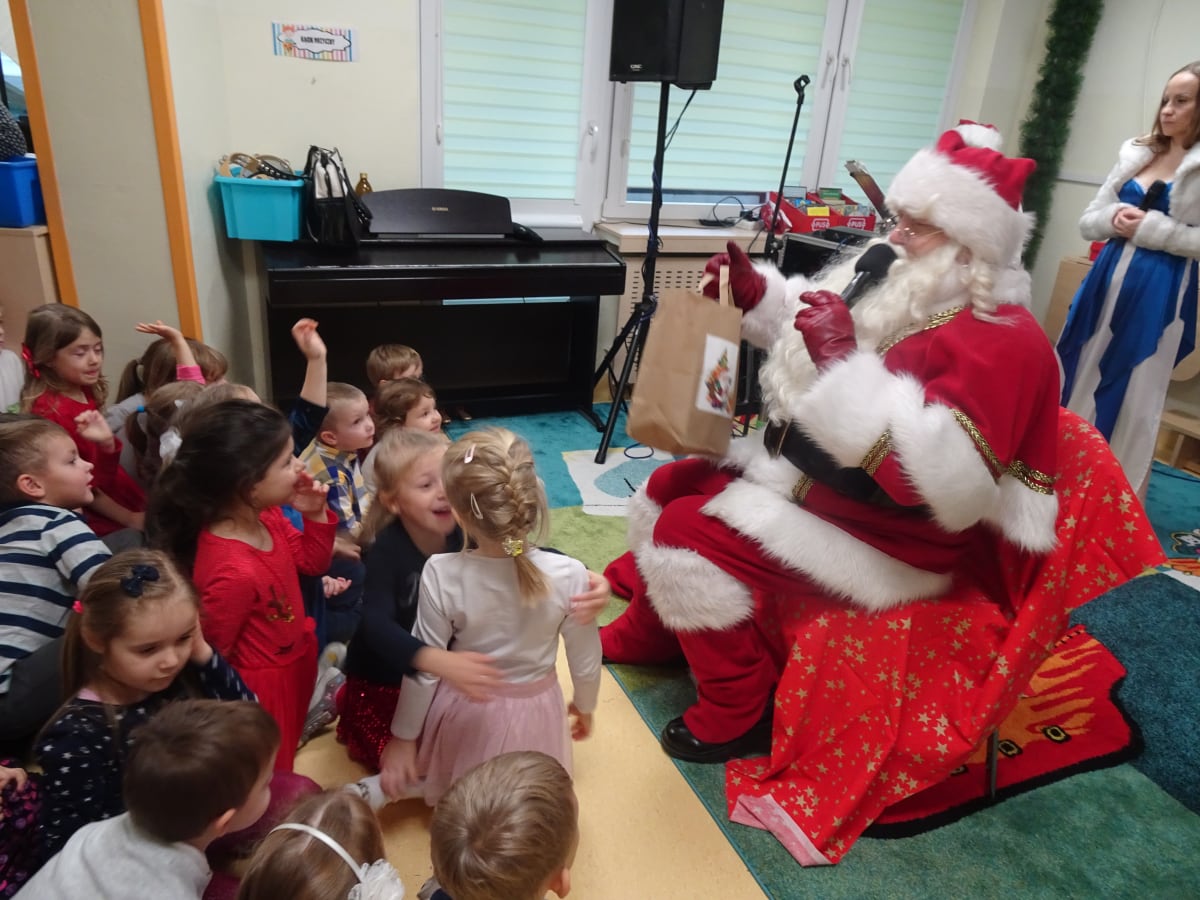 Osoby podczas wydarzenia pt.Wizyta Świętego Mikołaja 