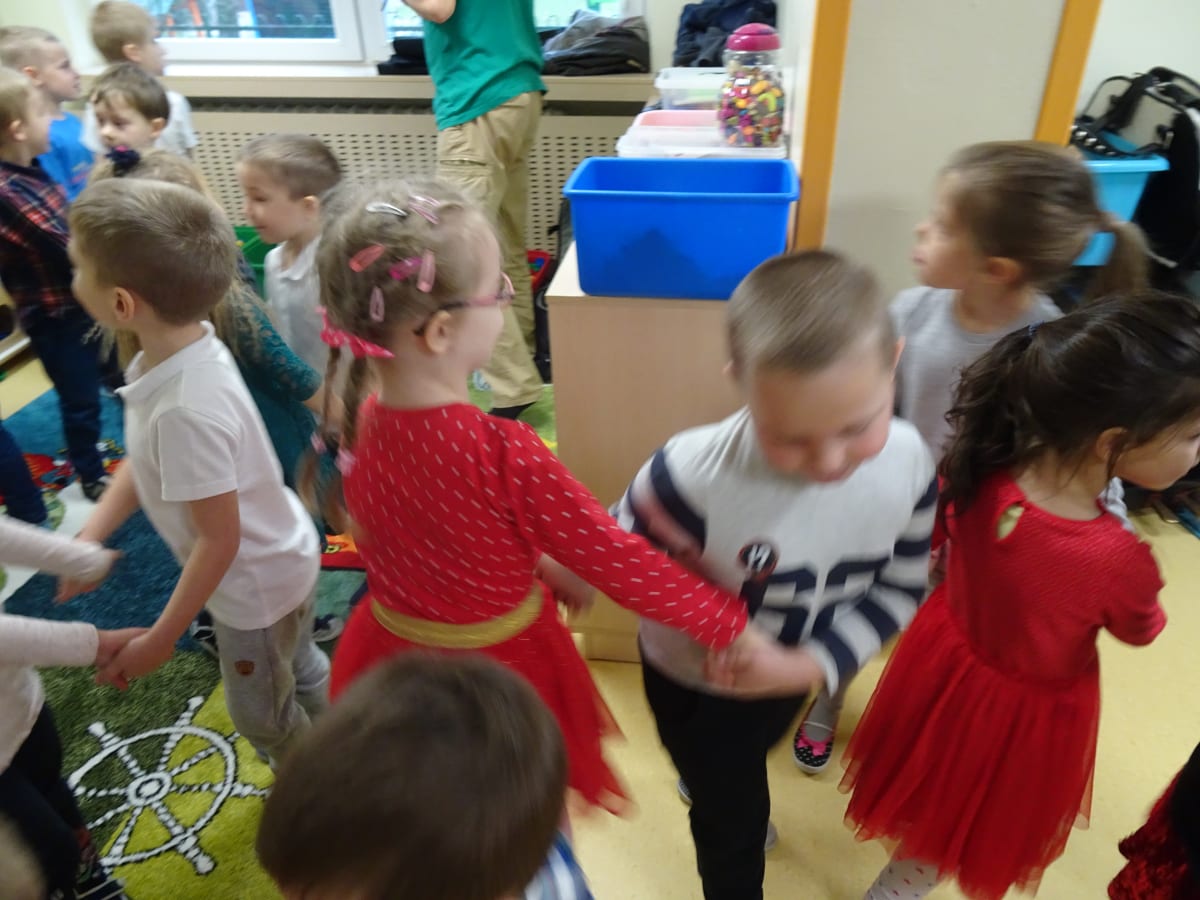 Miniaturka zdjęcia obrazującego osoby podczas wydarzenia pt.Wizyta Świętego Mikołaja 