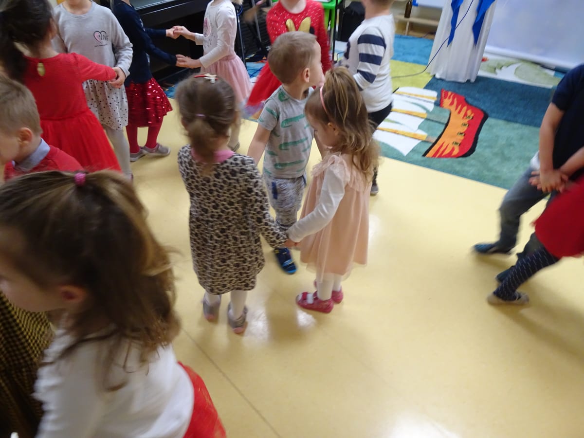 Miniaturka zdjęcia obrazującego osoby podczas wydarzenia pt.Wizyta Świętego Mikołaja 