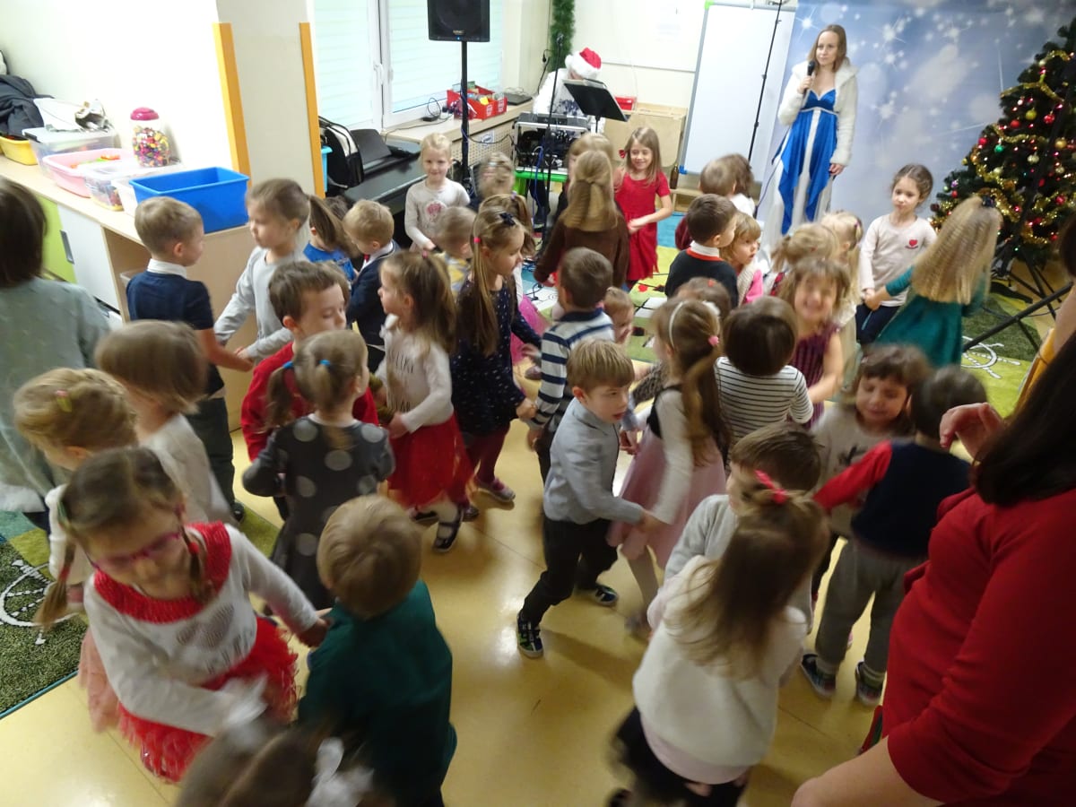 Miniaturka zdjęcia obrazującego osoby podczas wydarzenia pt.Wizyta Świętego Mikołaja 