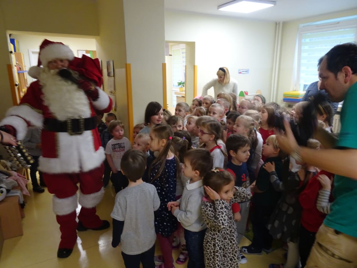 Miniaturka zdjęcia obrazującego osoby podczas wydarzenia pt.Wizyta Świętego Mikołaja 