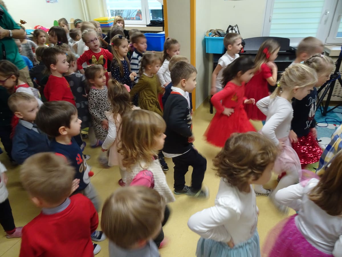 Miniaturka zdjęcia obrazującego osoby podczas wydarzenia pt.Wizyta Świętego Mikołaja 