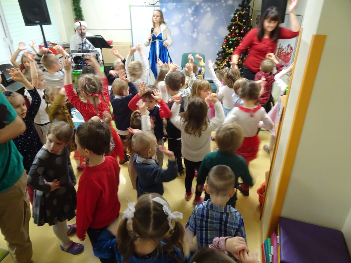 Miniaturka zdjęcia obrazującego osoby podczas wydarzenia pt.Wizyta Świętego Mikołaja 