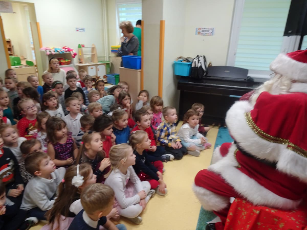 Miniaturka zdjęcia obrazującego osoby podczas wydarzenia pt.Wizyta Świętego Mikołaja 