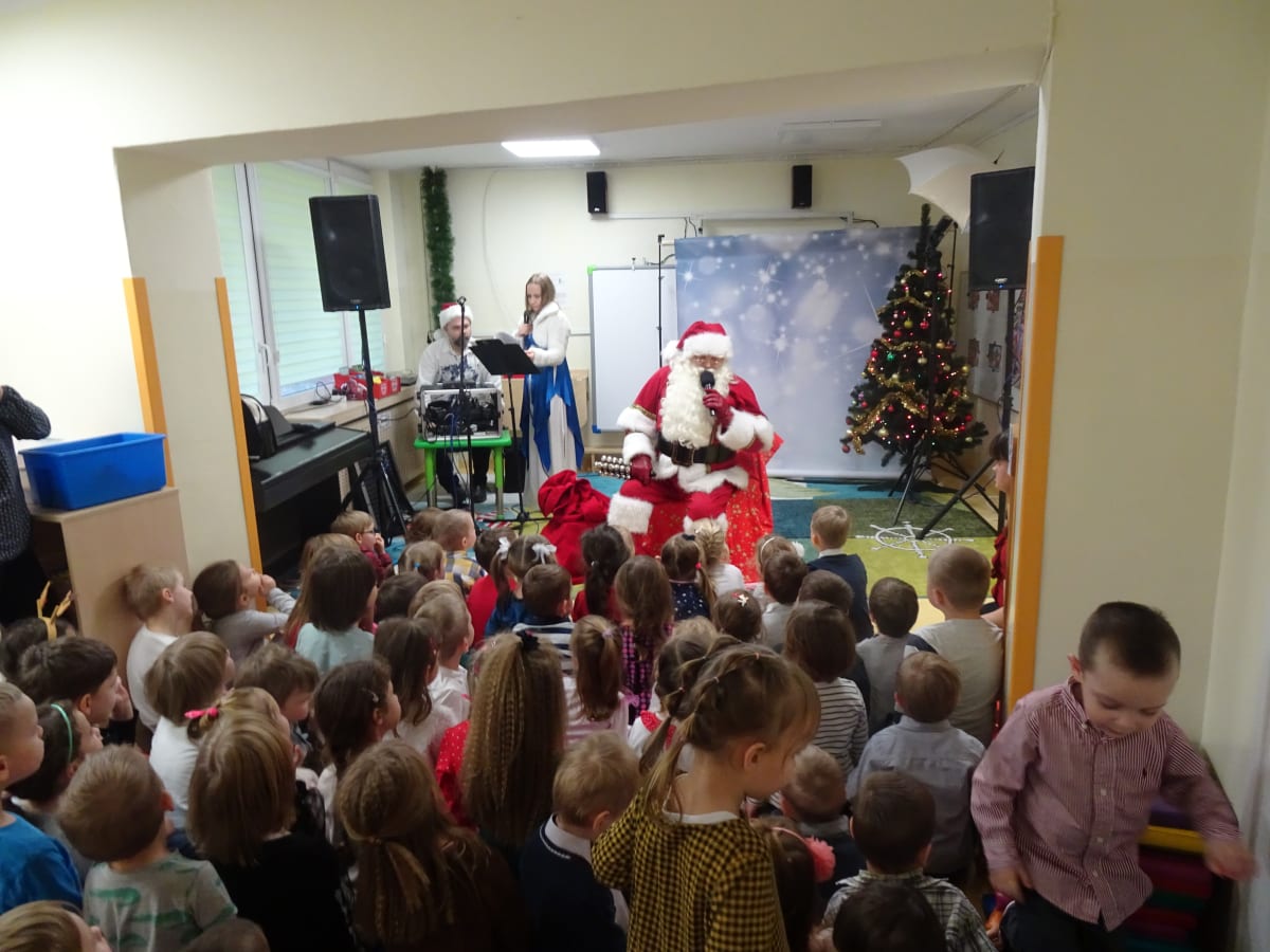 Miniaturka zdjęcia obrazującego osoby podczas wydarzenia pt.Wizyta Świętego Mikołaja 