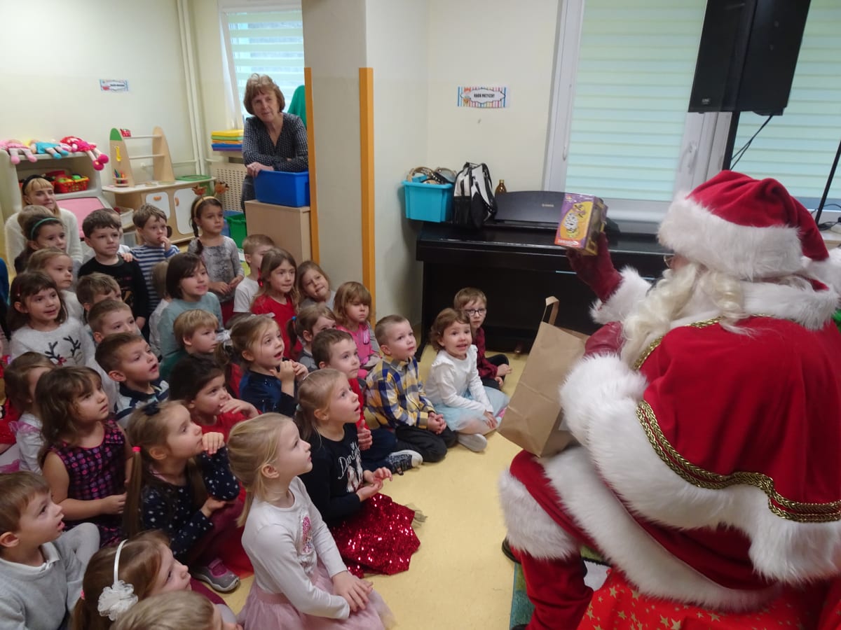 Osoby podczas wydarzenia pt.Wizyta Świętego Mikołaja 