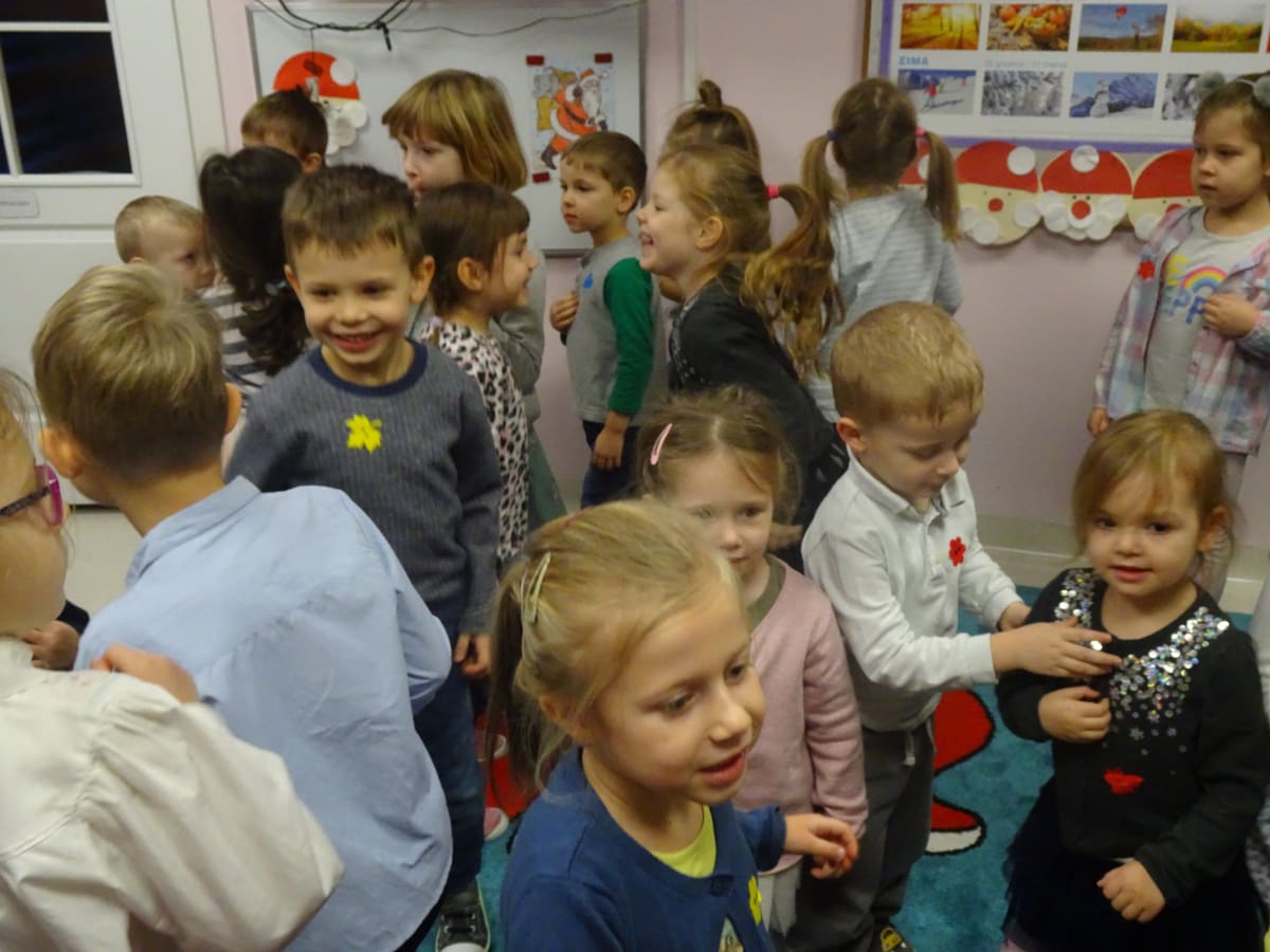 Osoby podczas wydarzenia pt.Dzień Guzika