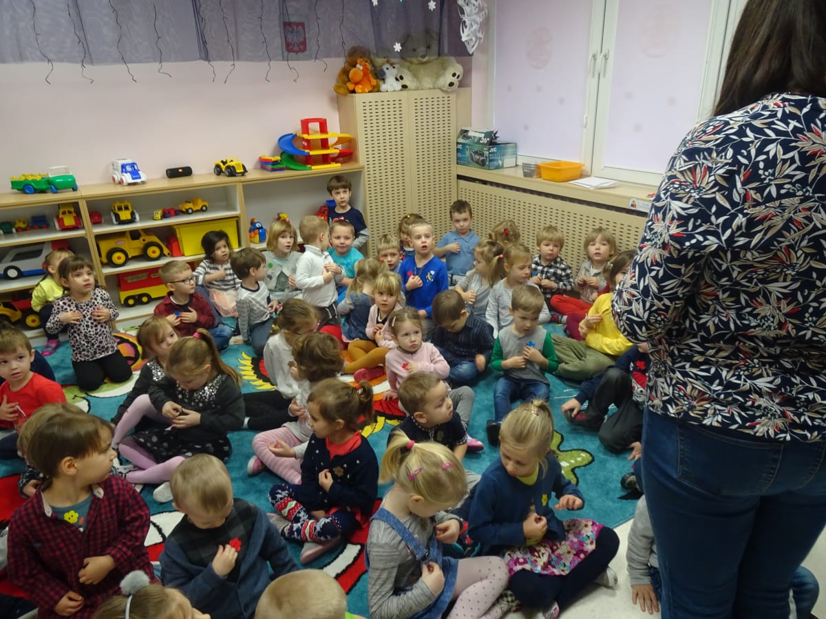 Miniaturka zdjęcia obrazującego osoby podczas wydarzenia pt.Dzień Guzika