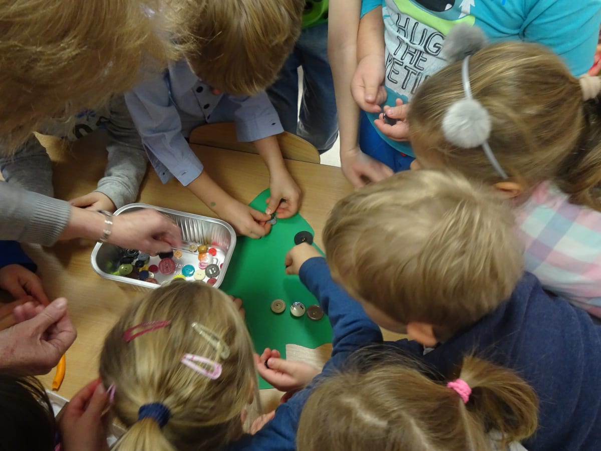 Miniaturka zdjęcia obrazującego osoby podczas wydarzenia pt.Dzień Guzika