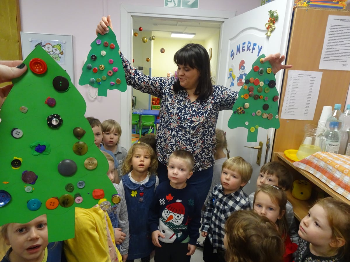 Miniaturka zdjęcia obrazującego osoby podczas wydarzenia pt.Dzień Guzika