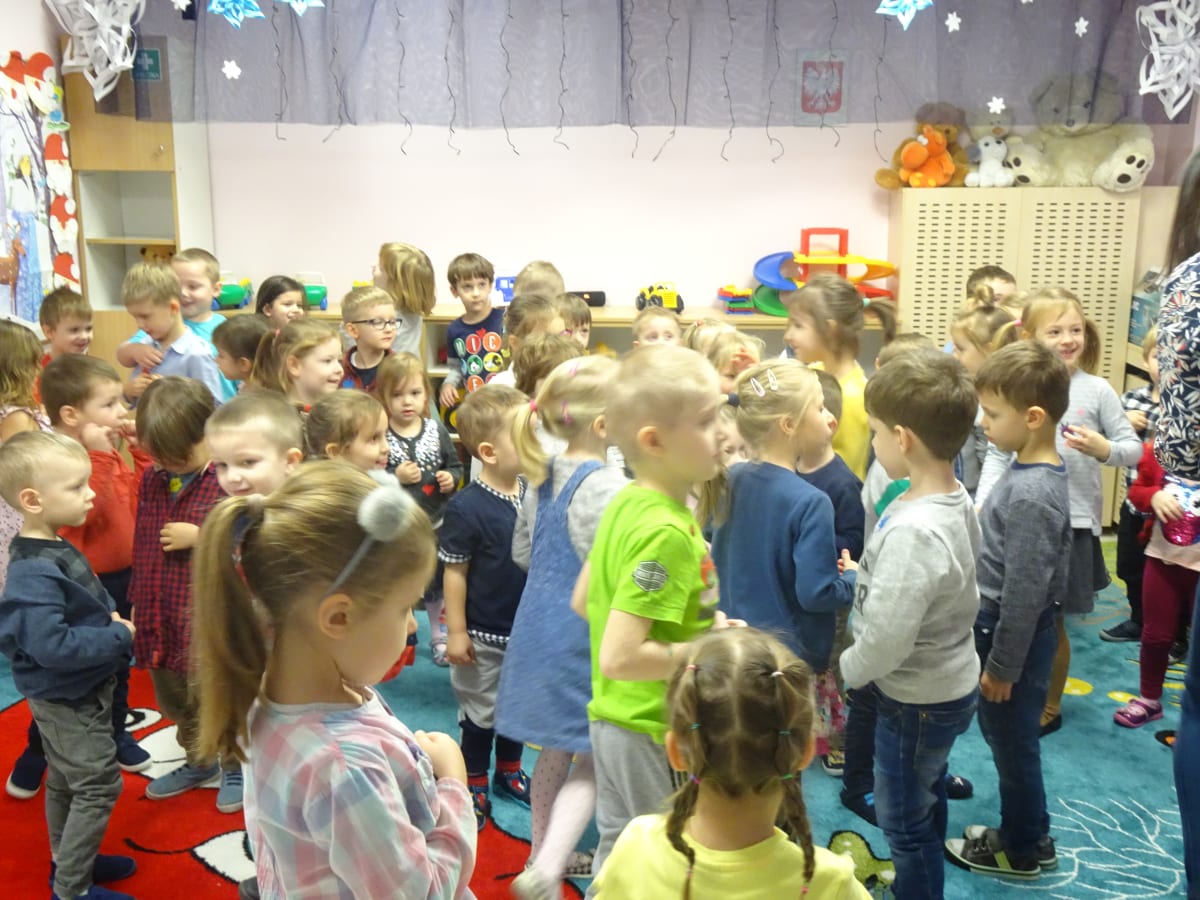 Miniaturka zdjęcia obrazującego osoby podczas wydarzenia pt.Dzień Guzika