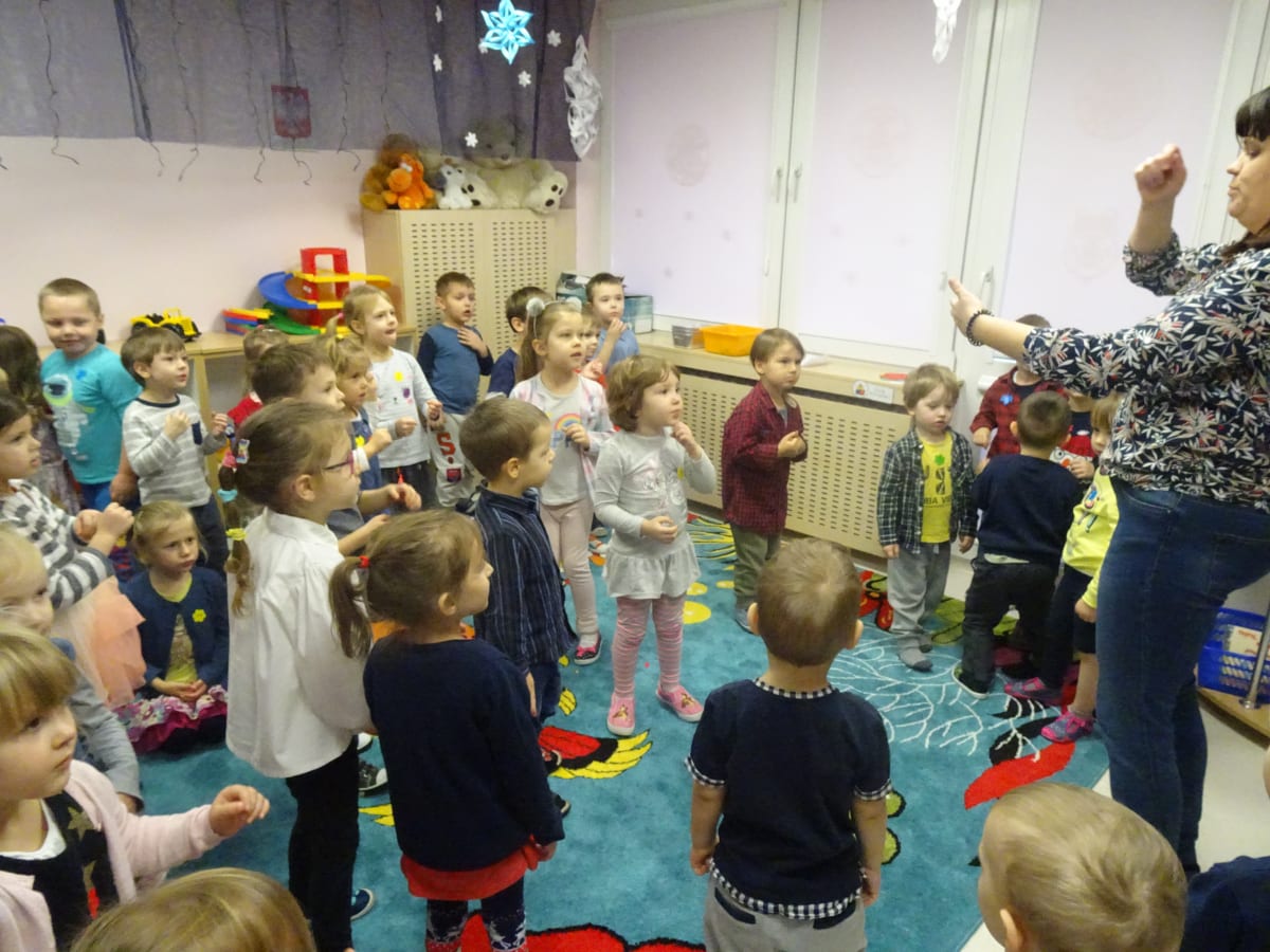 Miniaturka zdjęcia obrazującego osoby podczas wydarzenia pt.Dzień Guzika