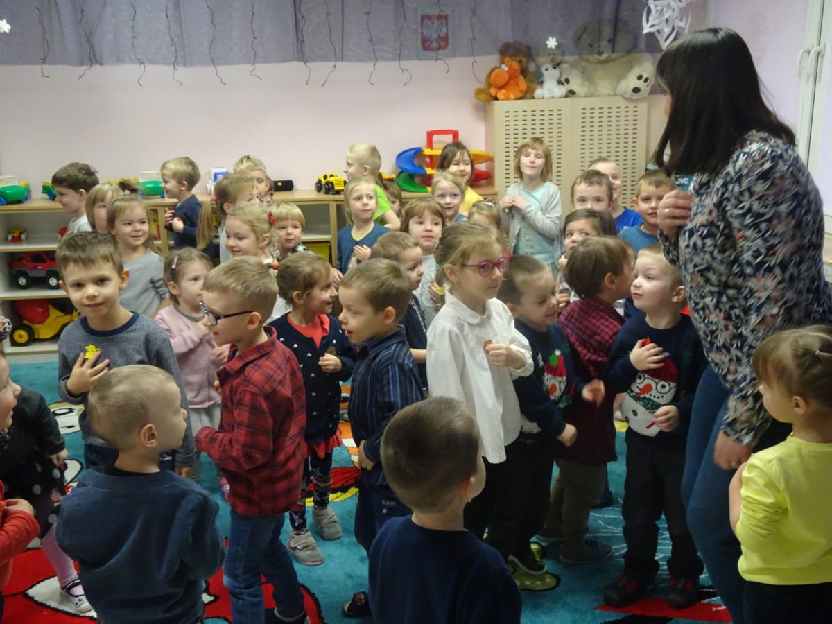 Miniaturka zdjęcia obrazującego osoby podczas wydarzenia pt.Dzień Guzika