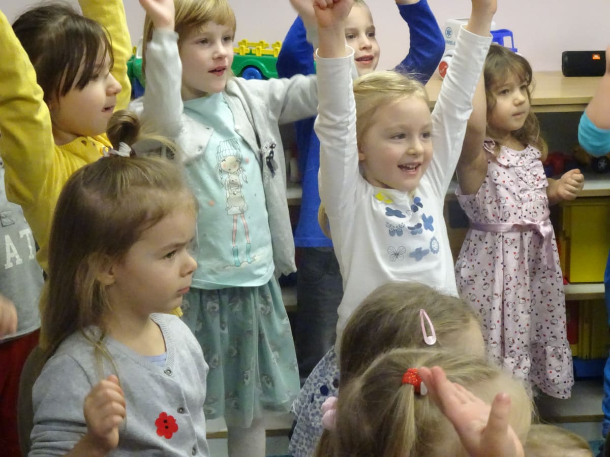 Miniaturka zdjęcia obrazującego osoby podczas wydarzenia pt.Dzień Guzika