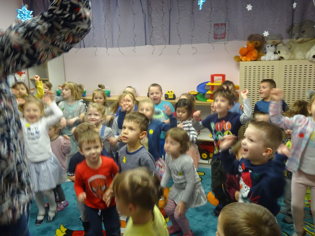 Miniaturka zdjęcia obrazującego osoby podczas wydarzenia pt.Dzień Guzika